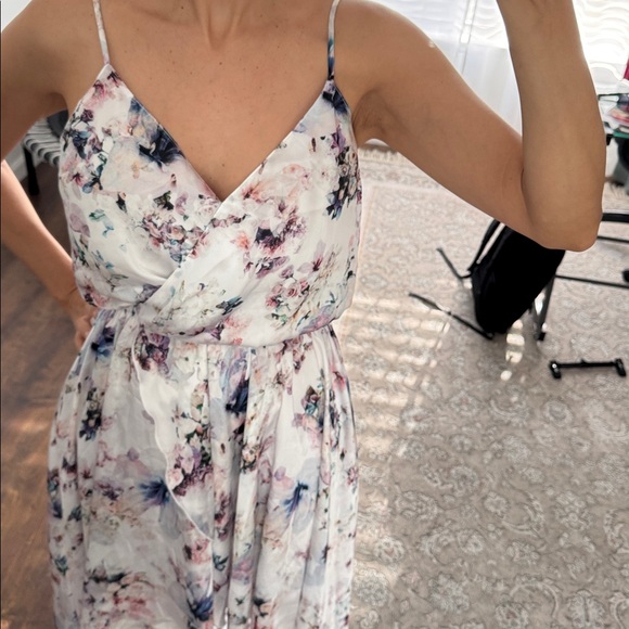 Show me your MuMu floral print size L waist band stretches. Straps adjust - Picture 6 of 13